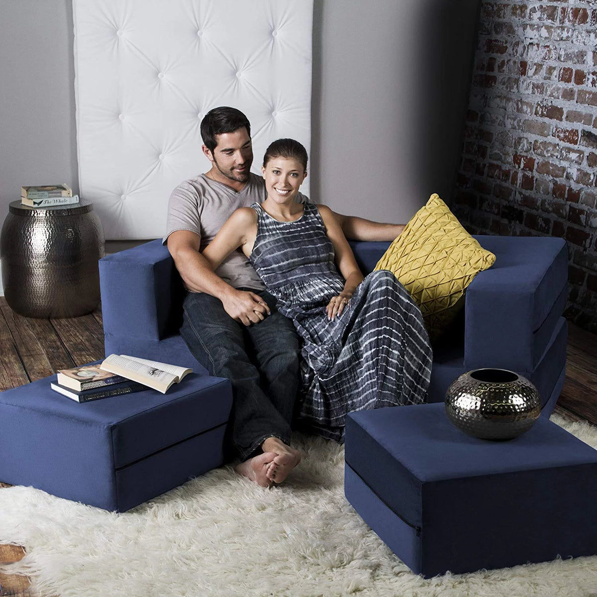 Queen-Size Convertible Sleeper Loveseat & Ottomans I8184